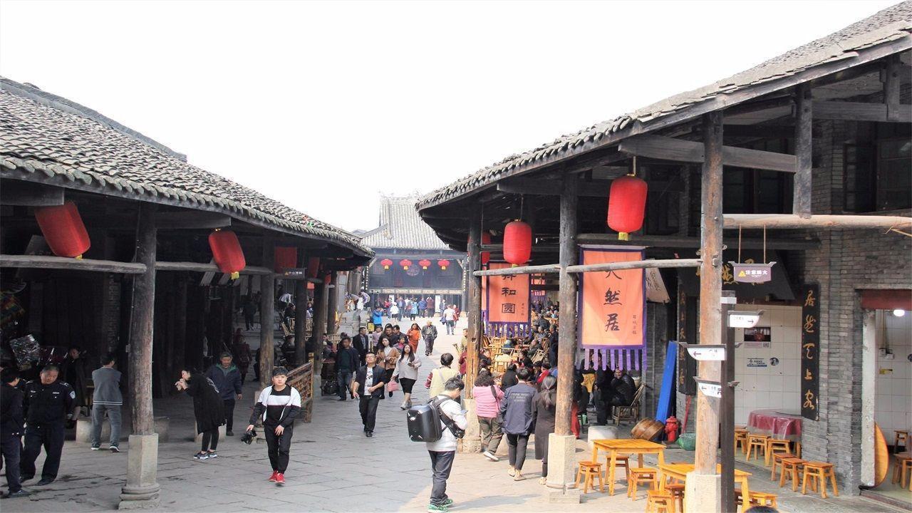 李念三胎产后复工，与众美女同框气质完胜，曾公开三胎儿子正脸照